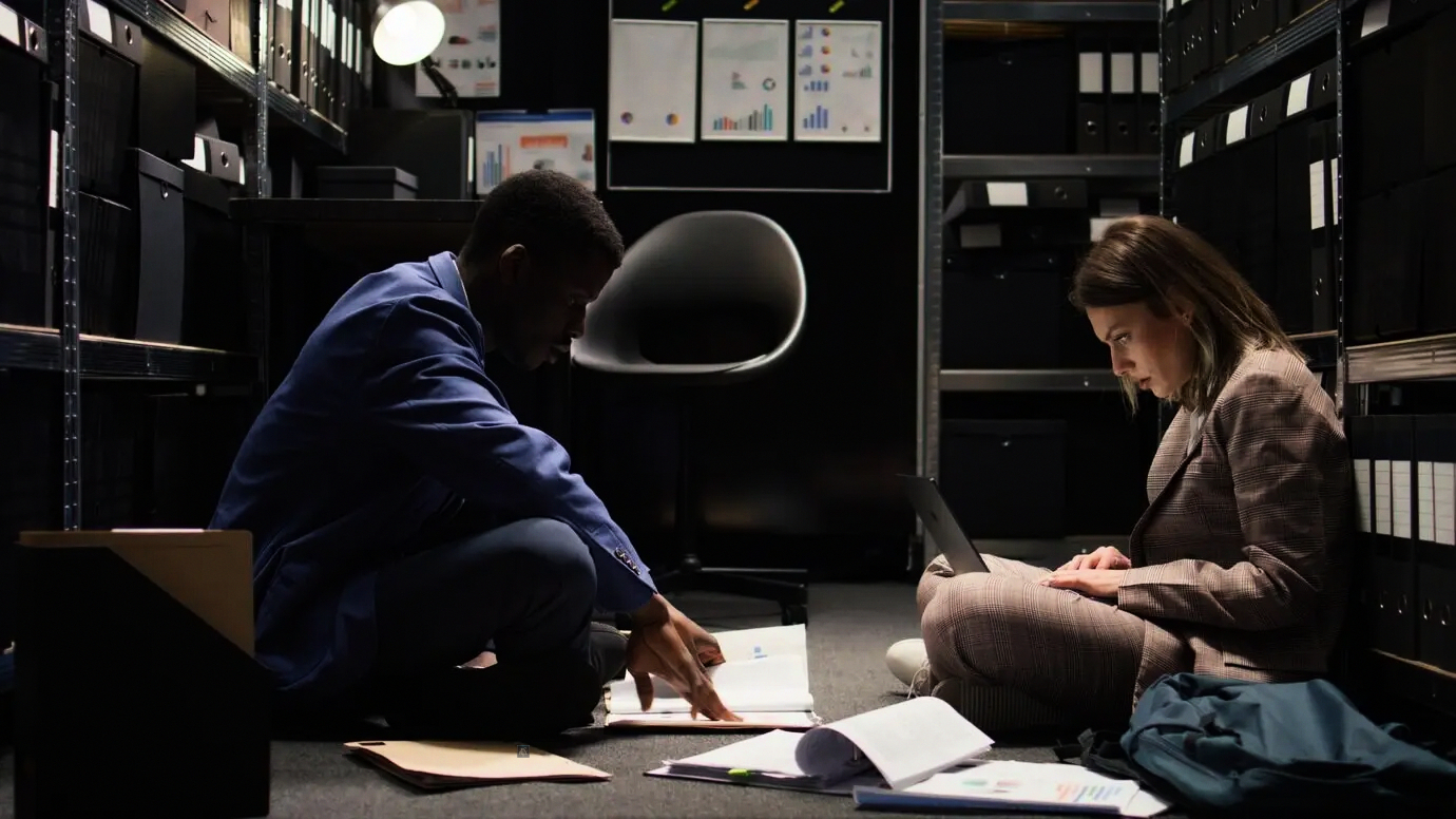 Team planning next steps for auditoría energética y reducción de costos eléctricos en sitios de producción